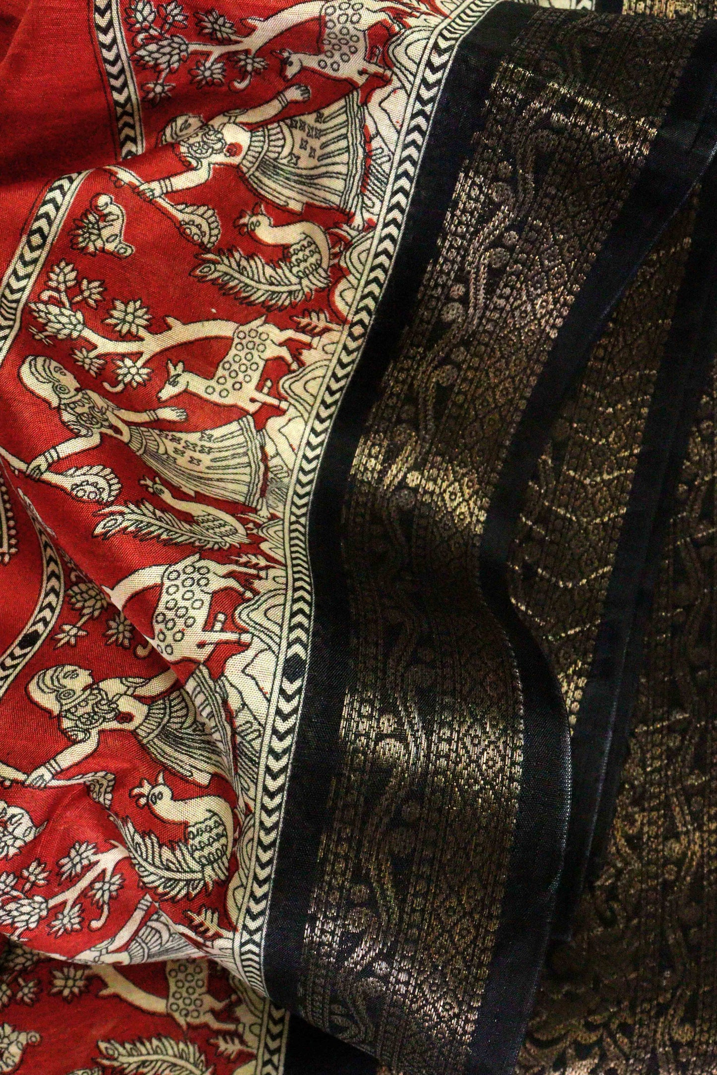 DCDS40 Red Dola Silk Saree with Kalamkari Motifs & Jacquard Border | Light Crushed Texture