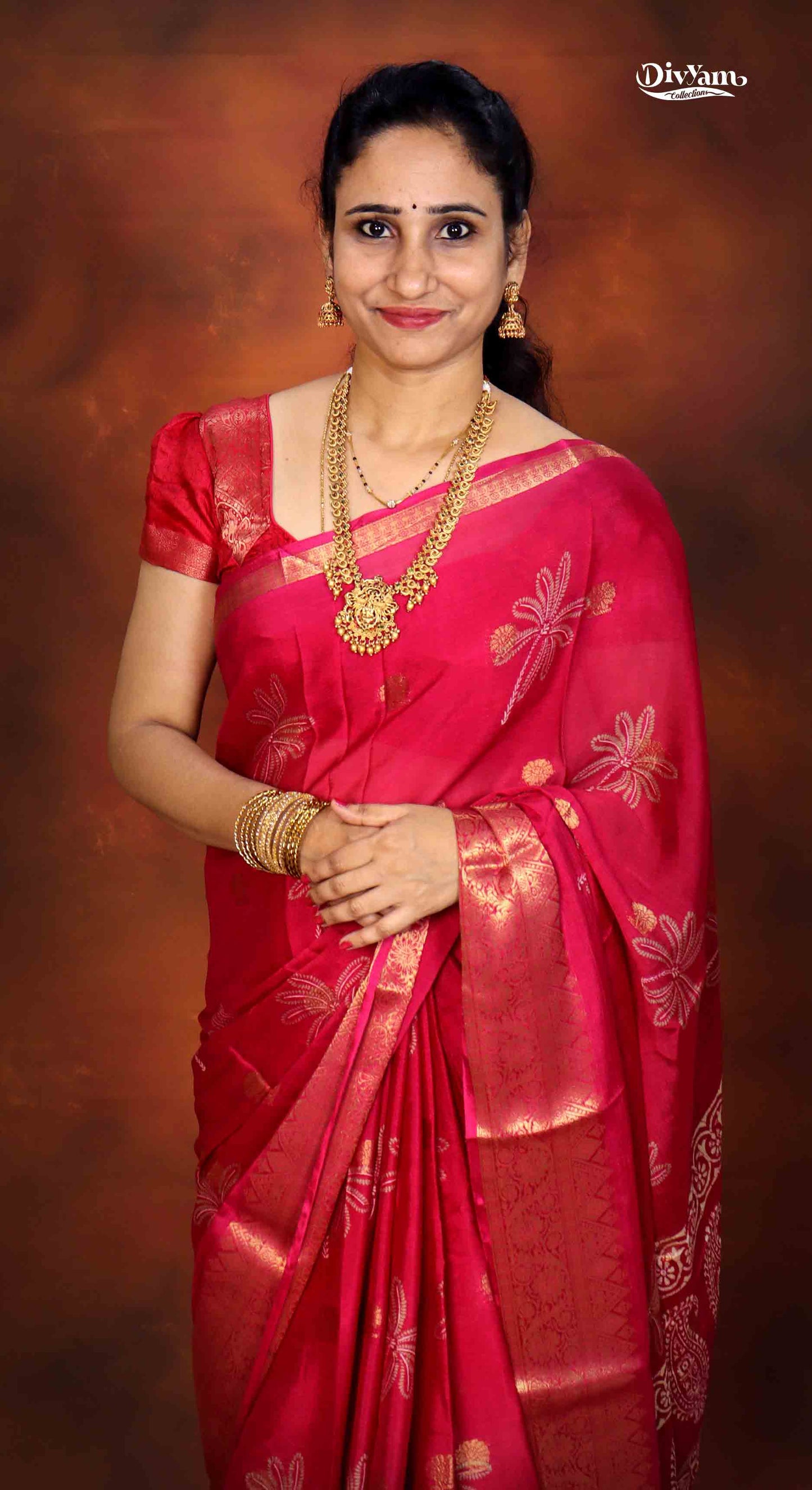 DC269 | Lightweight Chinnon Crepe Saree with Grand Kanchi-Style Zari Border