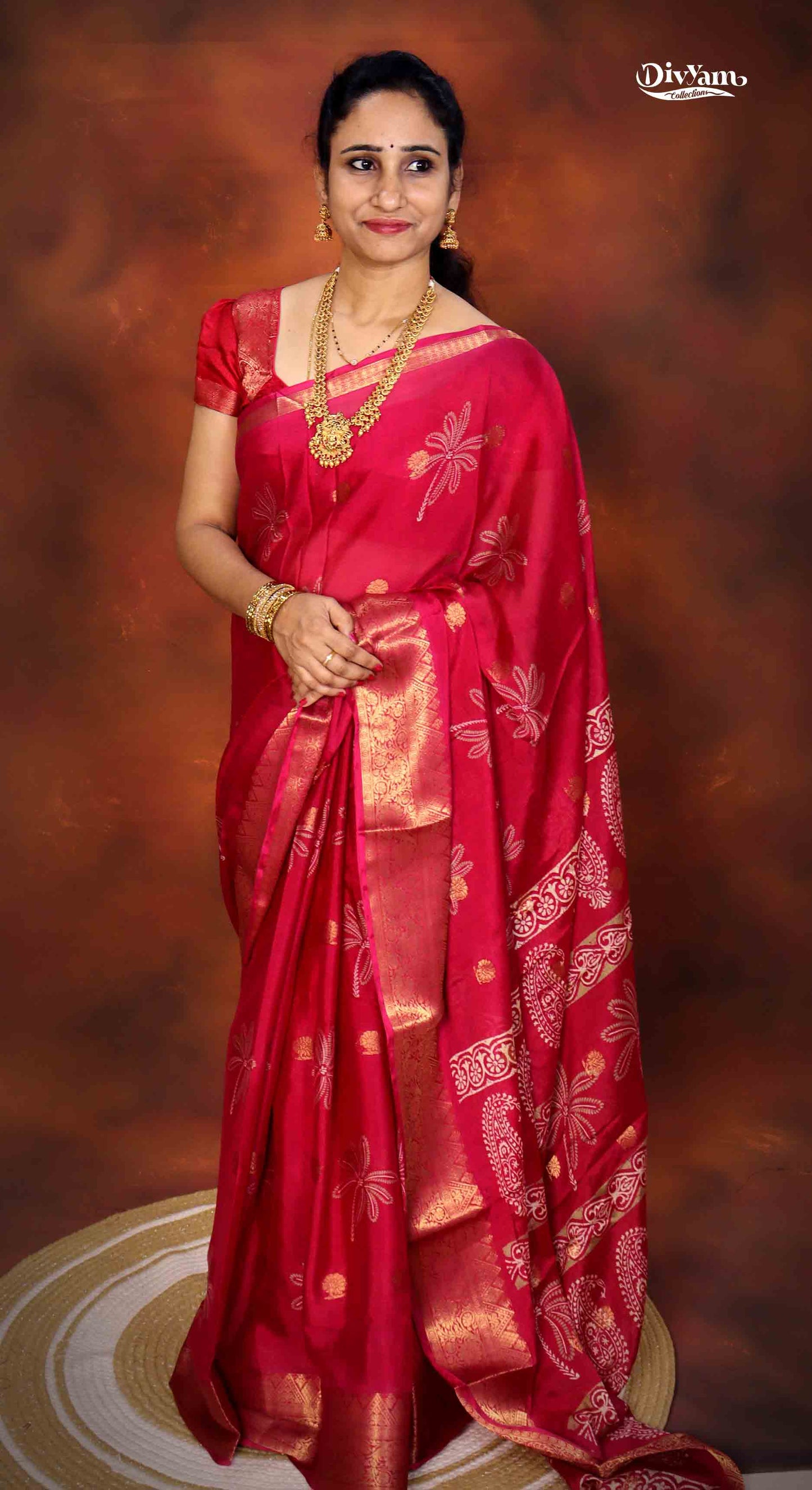 DC269 | Lightweight Chinnon Crepe Saree with Grand Kanchi-Style Zari Border