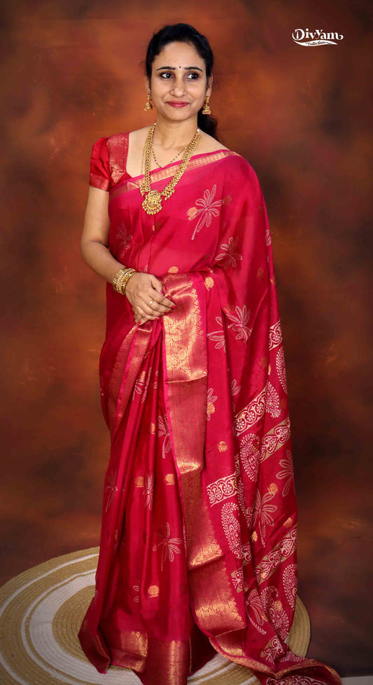 DC269 | Lightweight Chinnon Crepe Saree with Grand Kanchi-Style Zari Border