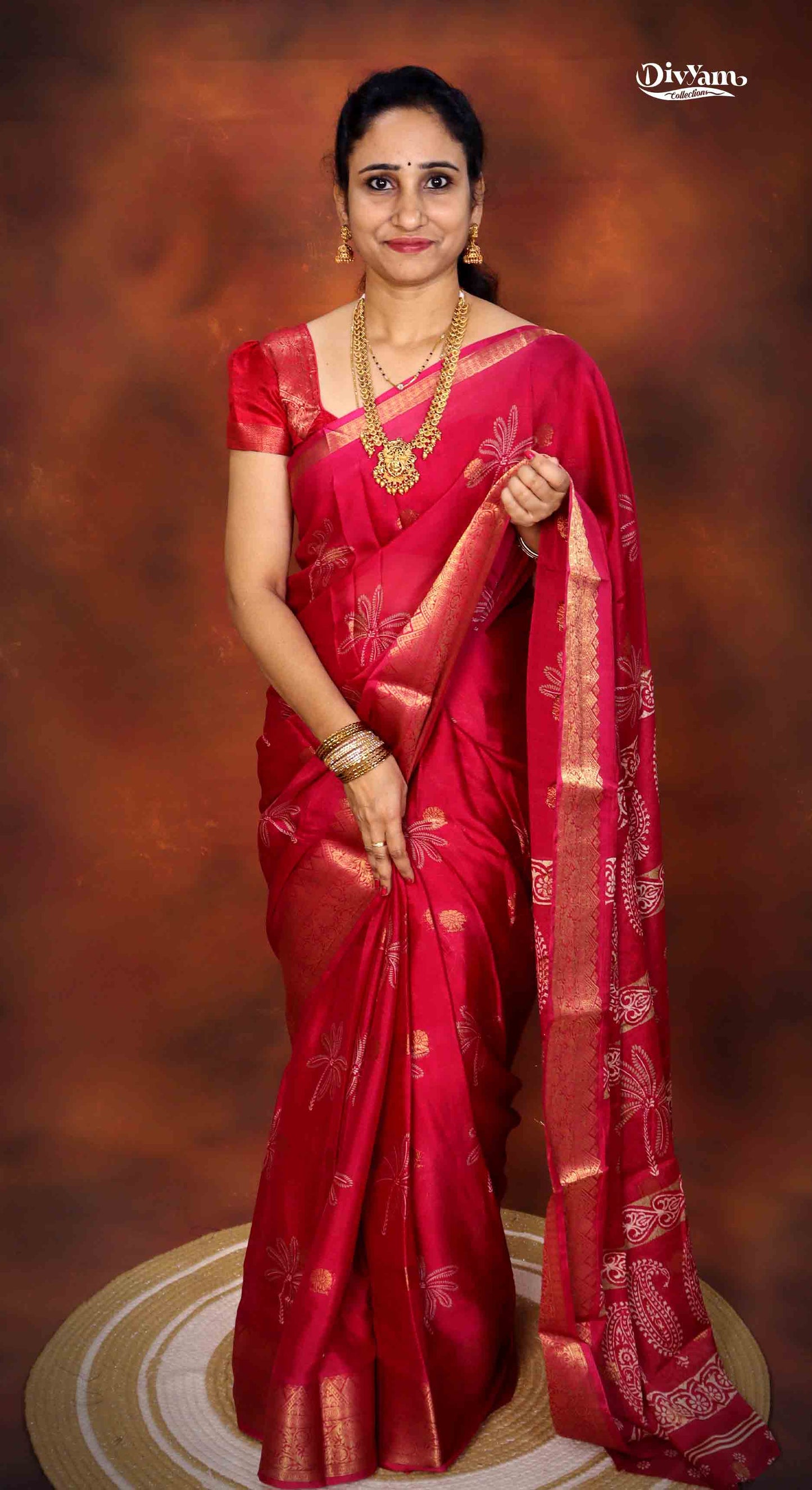 DC269 | Lightweight Chinnon Crepe Saree with Grand Kanchi-Style Zari Border