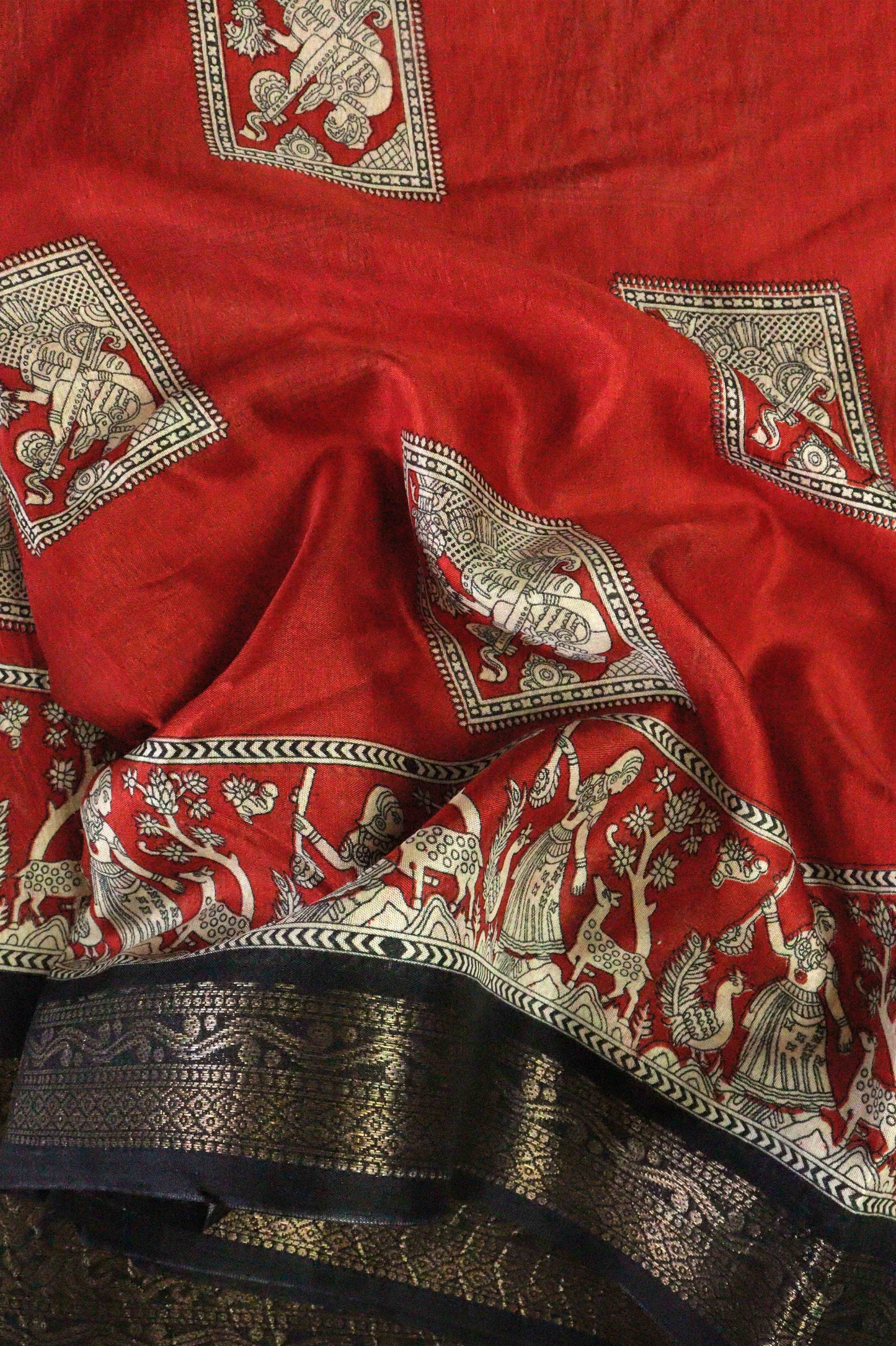 DCDS40 Red Dola Silk Saree with Kalamkari Motifs & Jacquard Border | Light Crushed Texture