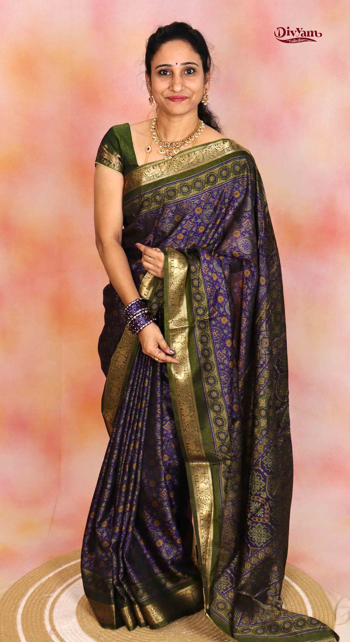 DC322 | Maheshwari Silk Saree with Geometric Design & Running Blouse
