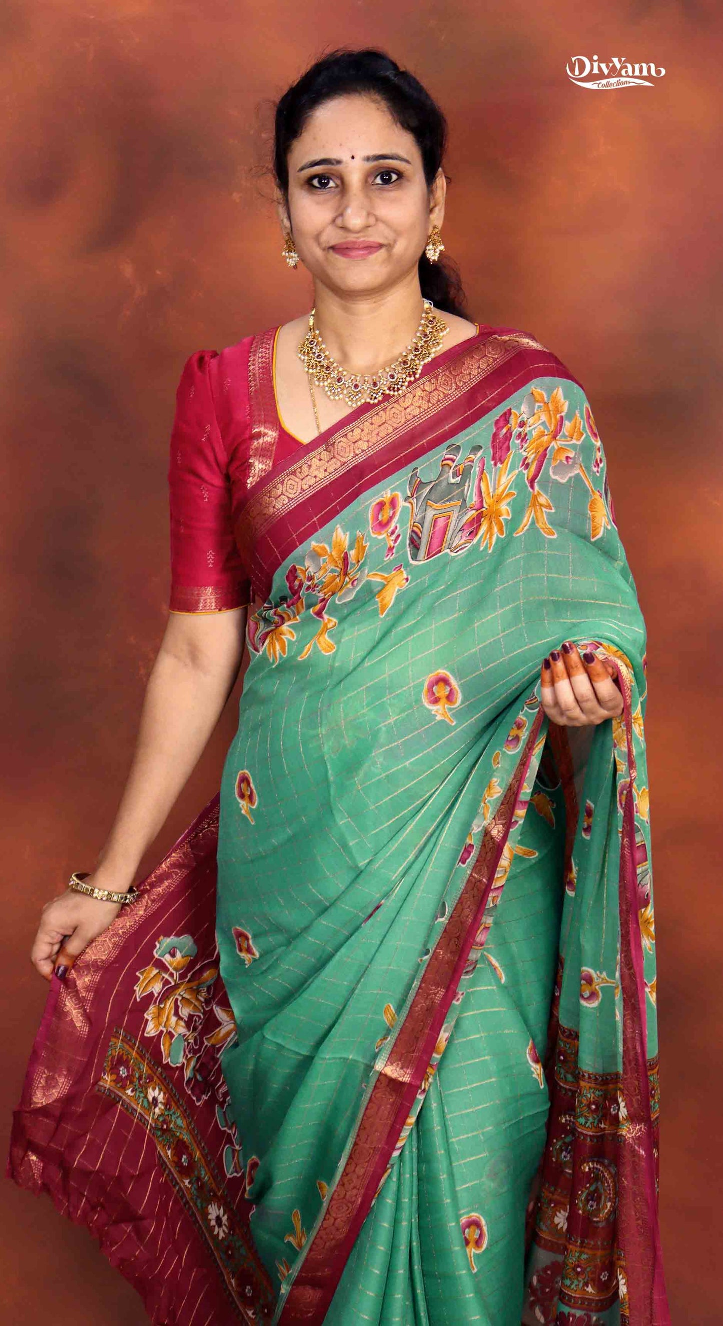 DC252 | Premium Crepe Saree with Zari Checks & Grand Zari Border